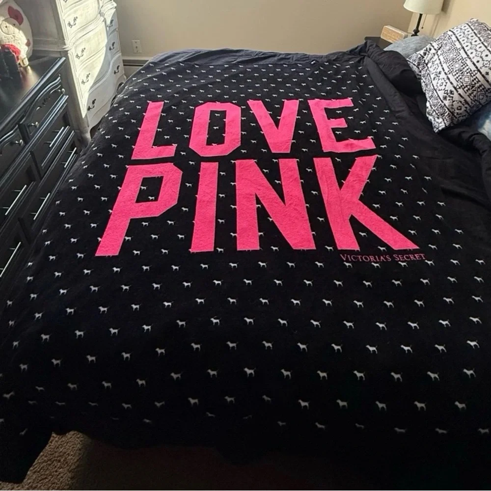 Victoria's Secret PINK Black & Hot Pink Puppy Stadium Blanket